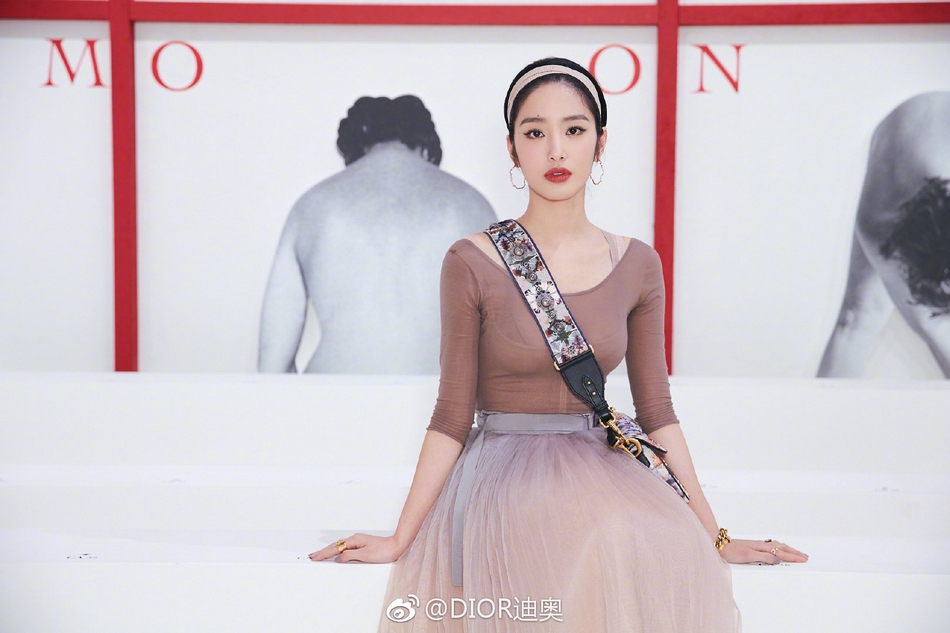 <b>DIOR ɫɴȹӯ</b>